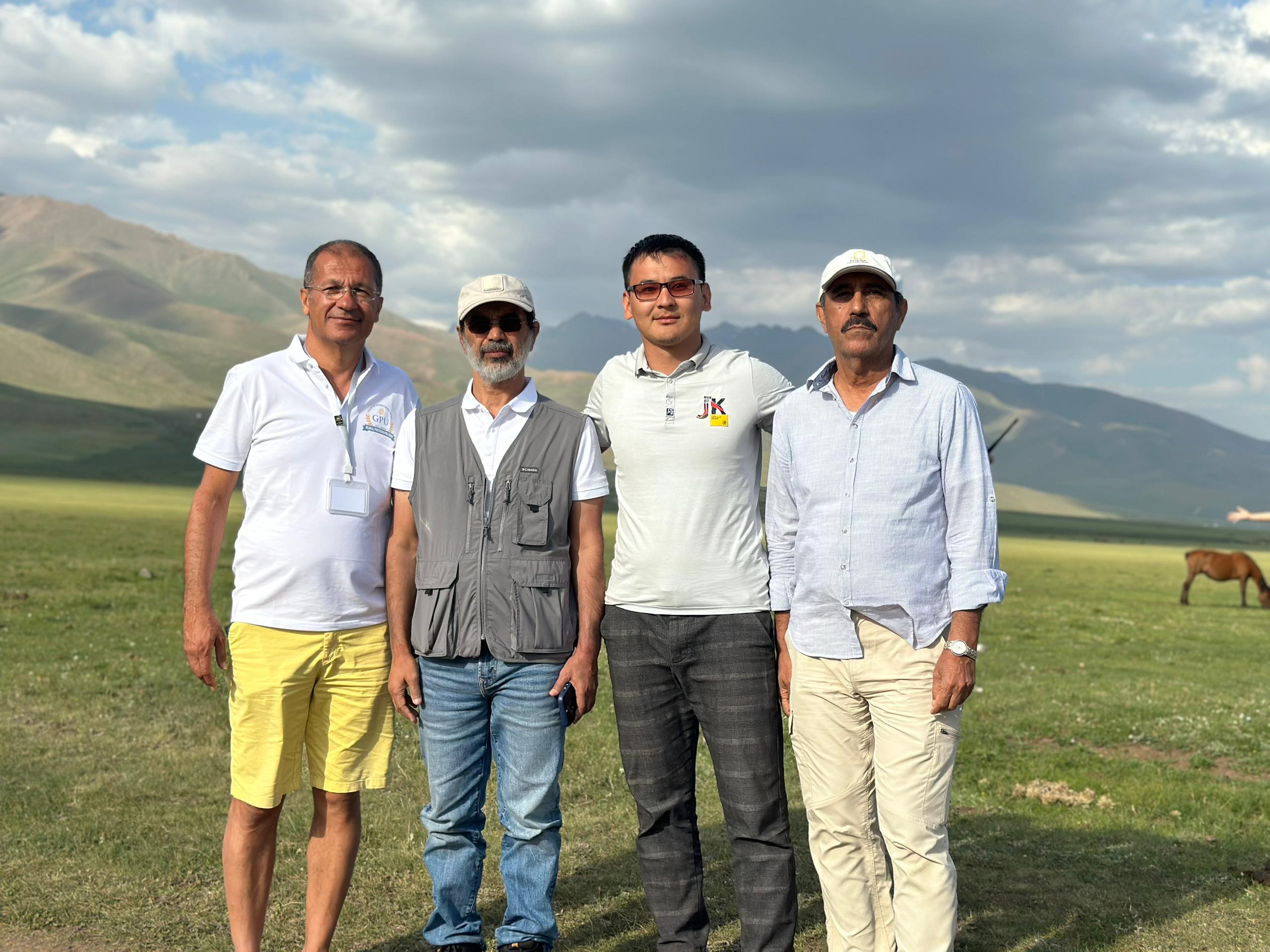 Туристы в горах Кыргызстана